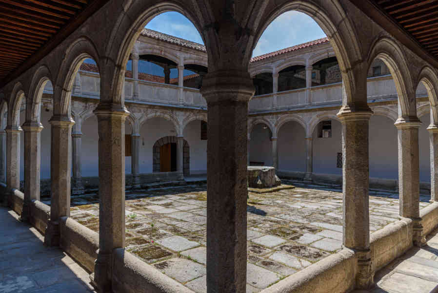 Ávila 090 - real monasterio de Santo Tomás - claustro del Noviciado o de la Enfermeria.jpg